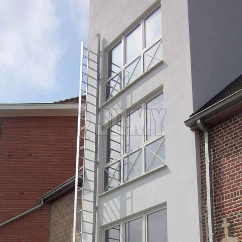 Koninklijke familie Rijk Beven Jomy's foldable ladder as a fire ladder.